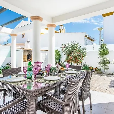 Villa Sleeps 8 With Pool Air Con And Wifi *