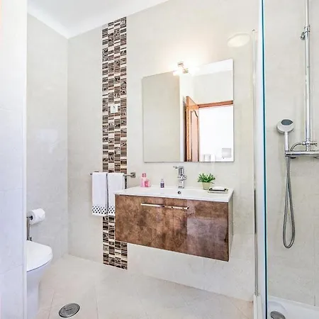 Villa Sleeps 8 With Pool Air Con And Wifi *