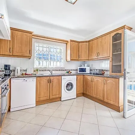 Sleeps 8 With Pool Air Con And Wifi *