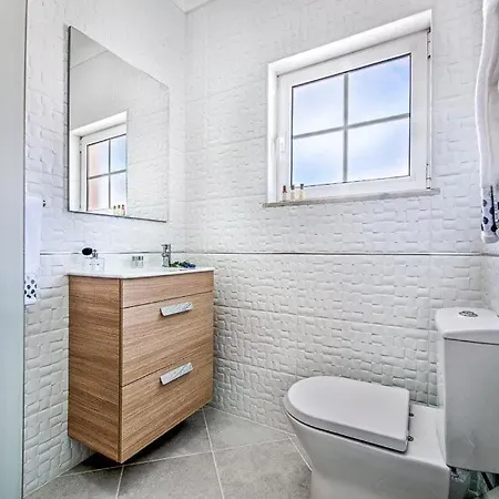 Sleeps 8 With Pool Air Con And Wifi