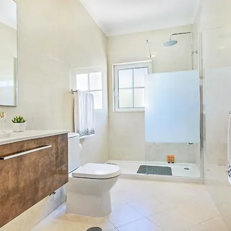 Villa Sleeps 8 With Pool Air Con And Wifi